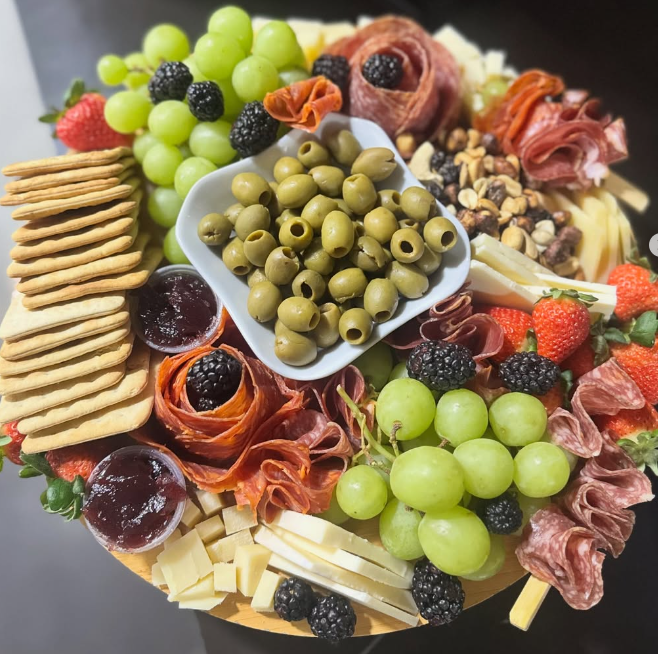 Tabla de picar con quesos, embutidos y pan artesanal