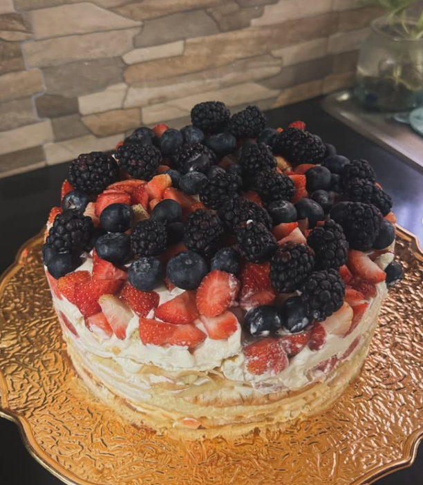 Pastel decorado con mora natural