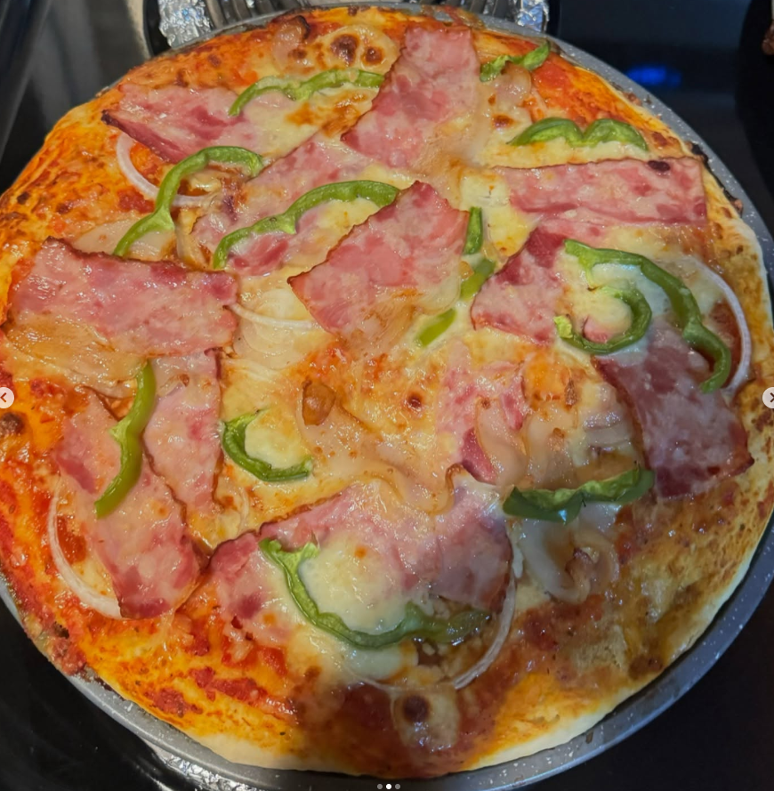 Pizza de masa madre con salame